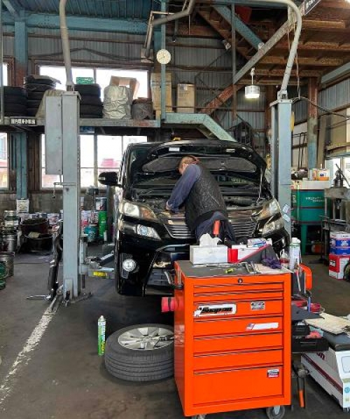 乗用車整備の様子