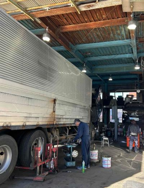 トラック整備の様子