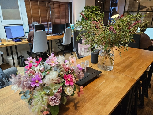 服装、髪型自由！