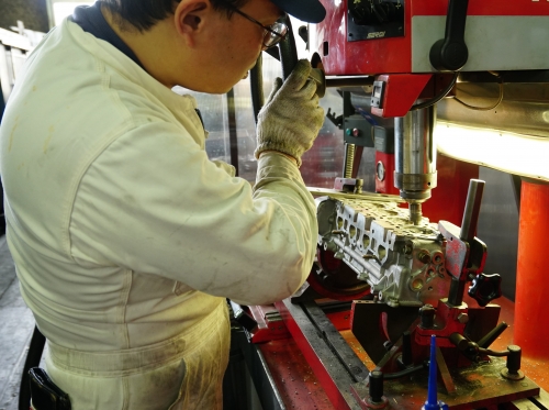 エンジン部品の加工も専用機械を使用して社内で実施しています。