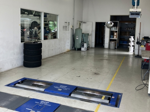 サービスピット（作業工場）は「全店舗冷暖房完備」