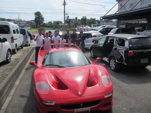 高級車も間近で見れます