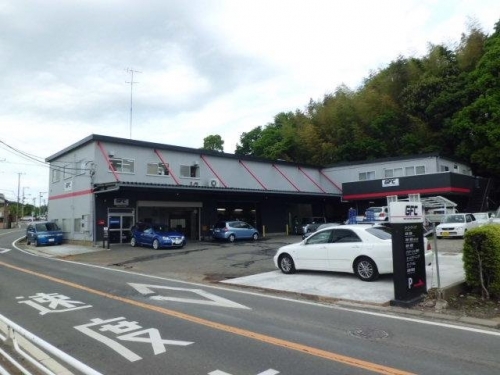 東方本社は道路沿いＧＦＣ看板が目印です
