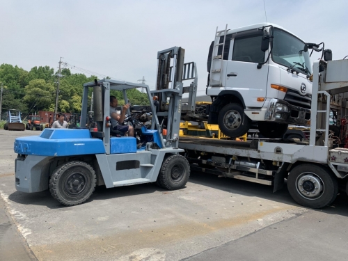 トラックも積込み作業します