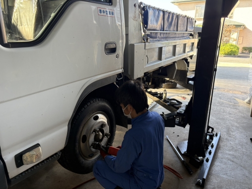 社用車の点検作業中
