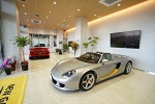 ショールームでは様々な車を展示しています