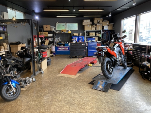 冷暖房完備の屋内整備工場。認証工場となります。