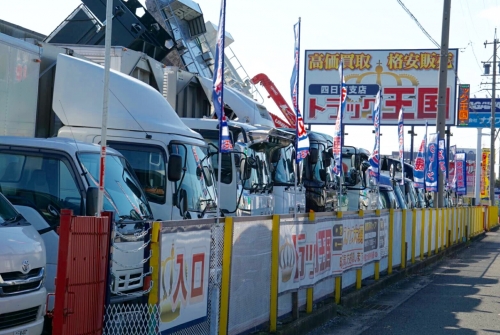 展示場には様々なトラックがあります