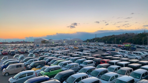 車輛がたくさん入っている場所でのお仕事です