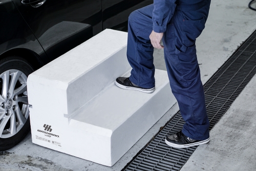 広く安定した足場台だから安心して作業可能