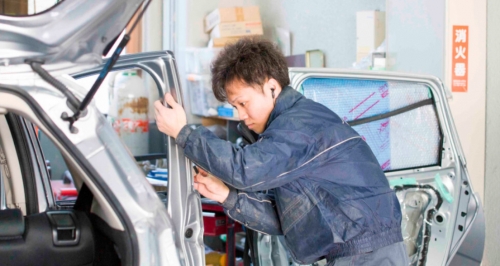 板金塗装の作業風景です。