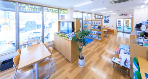 明るくきれいな店内、キッズスペースもございます。