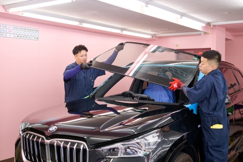 フロントガラス交換作業中