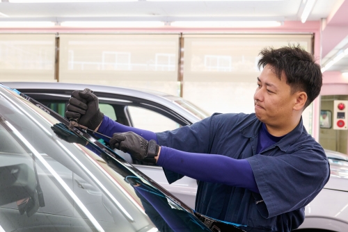 フロントガラス交換作業中