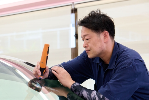 フロントガラスリペア作業中