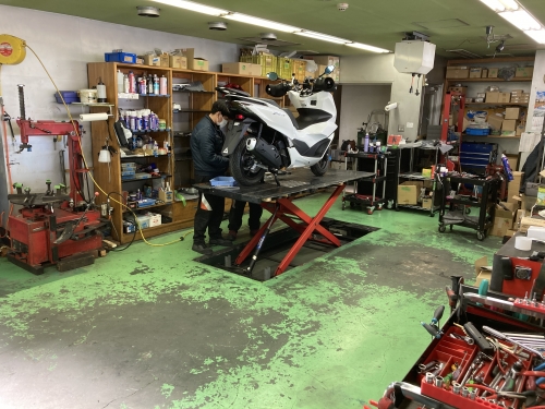 冷暖房完備の屋内整備工場。認証工場となります。