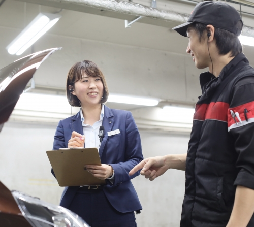 営業の方へ車の状態を説明中