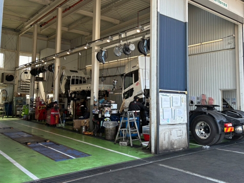 トラックは社会インフラです。あなたの整備が物流を支えます