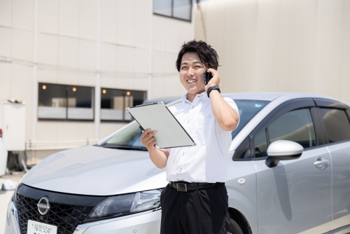 営業活動には社有車を使用