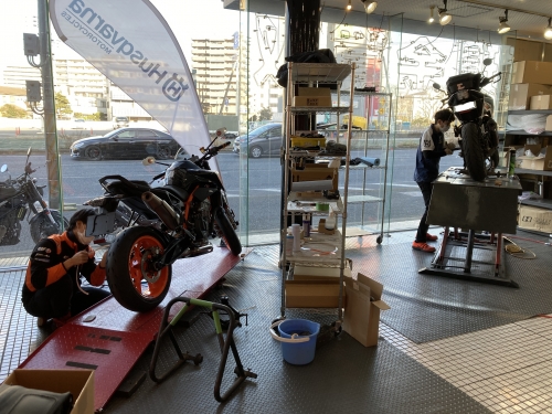 冷暖房完備の屋内整備工場。認証工場となります。