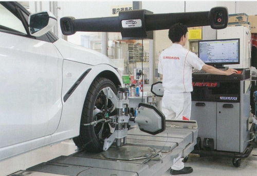 最新の設備で進化する自動車に対応できる整備士へ