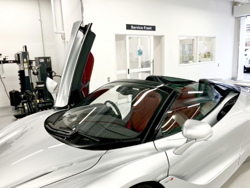 最高の作業環境で 大切なお客さまのお車をお守りします