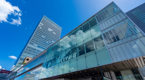 ★本社は新宿駅直結★