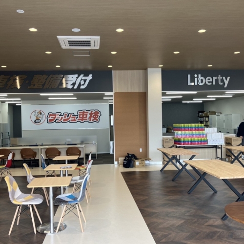 商談ルーム／明るく天井も高い空間です