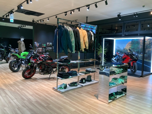 アパレル販売などにも力を入れています。