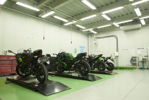 冷暖房完備の屋内整備工場。千葉運輸局長指定工場となります。