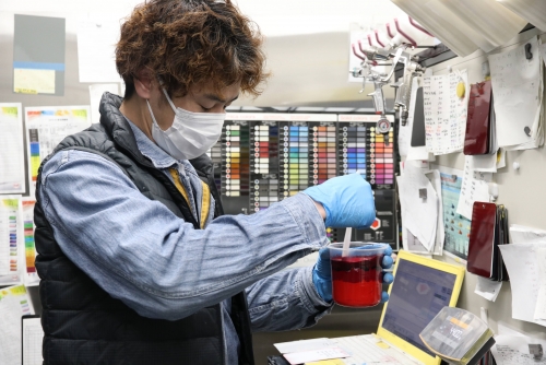 環境にやさしい水性塗料を使い、最新の調色室を完備。