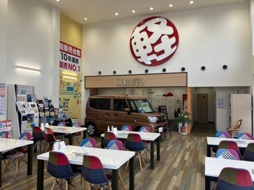 店内にも展示車両あり！もちろん展示場にもたくさんあります♩