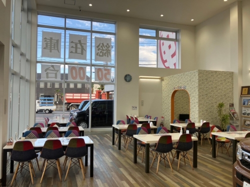 商談ルーム／明るく天井も高い空間です